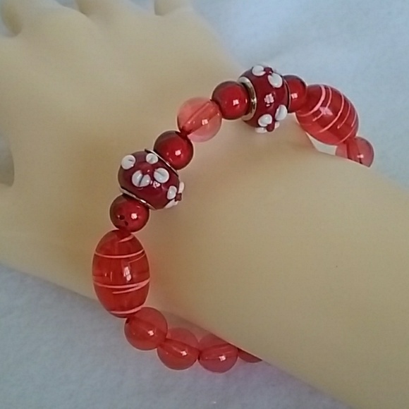 Womens red & white flower beaded stretch bracelet - Picture 2 of 3